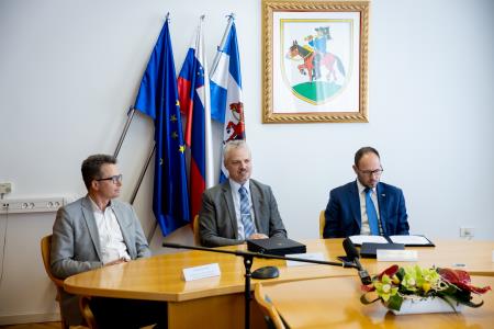 MINISTER VRTOVEC PODPIS POGODBE PIVKA 19.4.2022 - Valter Leban-8590